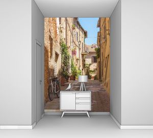 Солнечная улица итальянского города Пьенца в Тоскане