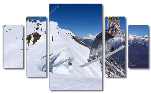 Летающий сноубордист на склоне горы