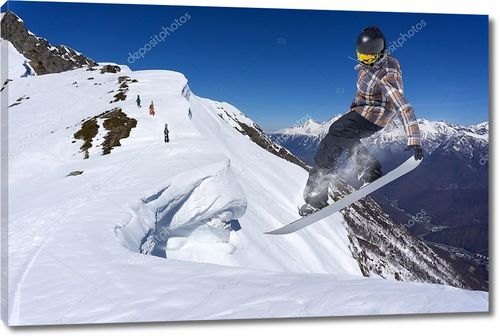 Летающий сноубордист на склоне горы