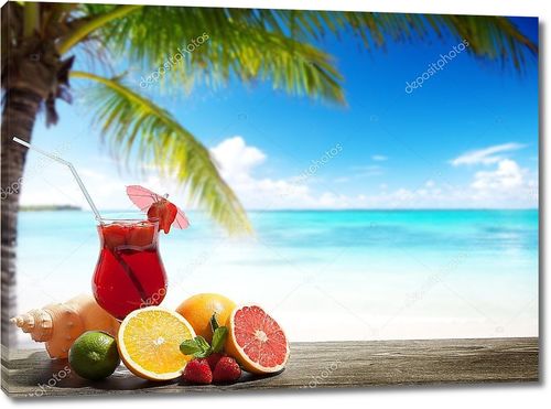 Клубничный коктейль из тропических фруктов на пляже