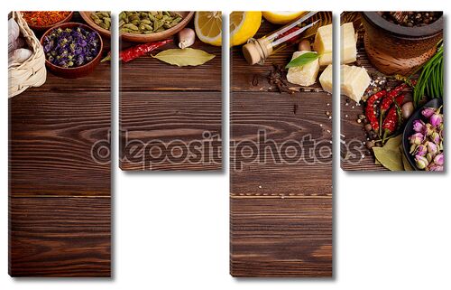 Специи на деревянном столе