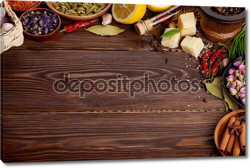 Специи на деревянном столе