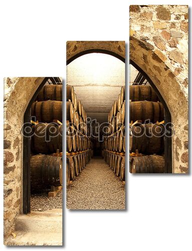 Бочки с вином в подвале
