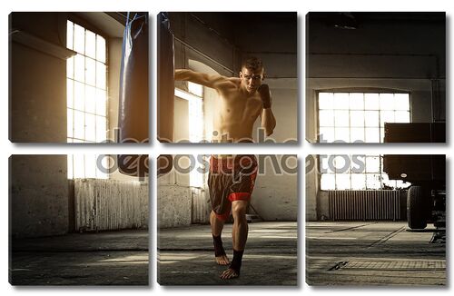 молодой человек бокс тренировки в старом здании