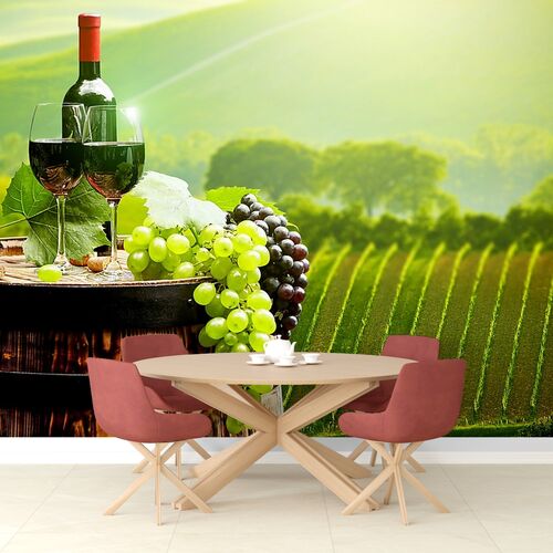 Бокалы вина на фоне виноградника