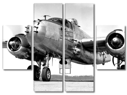 Бомбардировщик Митчелл B-25 на поле аэродрома