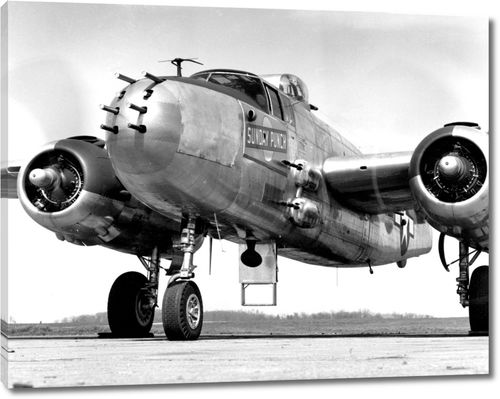 Бомбардировщик Митчелл B-25 на поле аэродрома