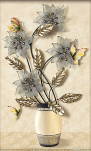 Цветы с металлическими листьями в вазе