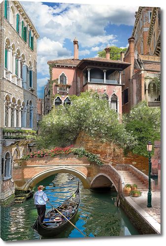 Канал с лодками в солнечной Венеции