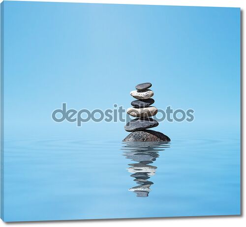 Пирамидка камней в воде с отражением
