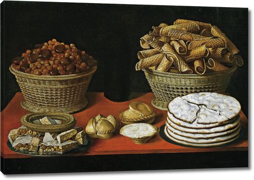 Сладости и орехи на столе