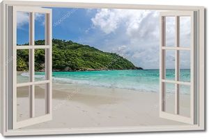 Открытое окно с видом на море