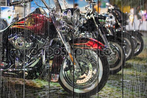 Мотоциклы на выставке в ряд