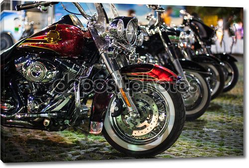 Мотоциклы на выставке в ряд