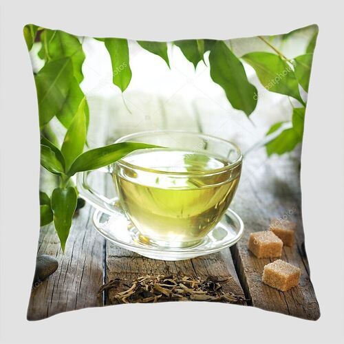 Чай на деревянных досках с зелеными листьями