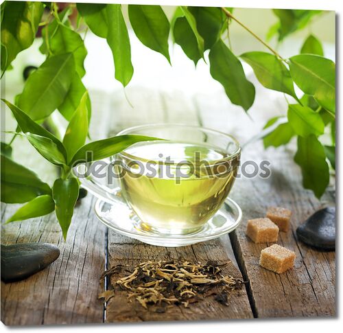 Чай на деревянных досках с зелеными листьями