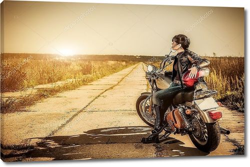Байкер девушка сидит на мотоцикле