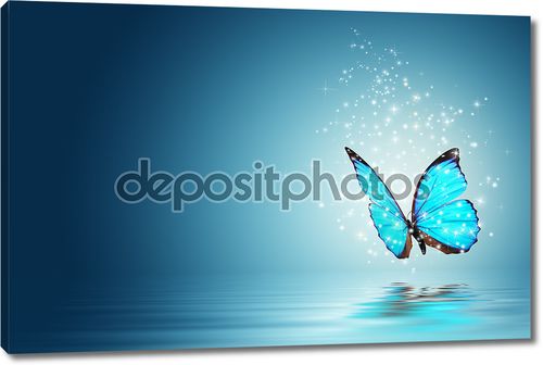 Голубая бабочка магии над водой