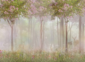 Олень с олененком в туманном цветущем лесу
