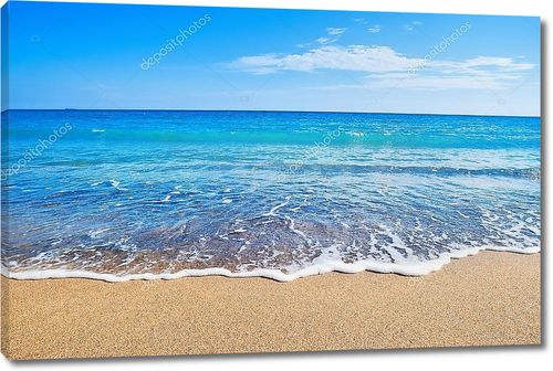 Волны на песочном пляже
