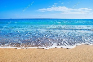 Волны на песочном пляже