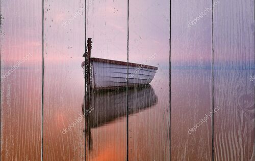 Одинокая лодка на озере утром