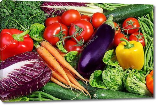 Ассорти из свежих овощей на столе