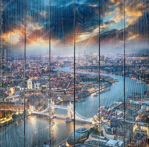 Лондон. Аэрофотоснимок башни моста в сумерках с красивым городом