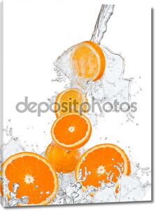 Апельсины в струе воды