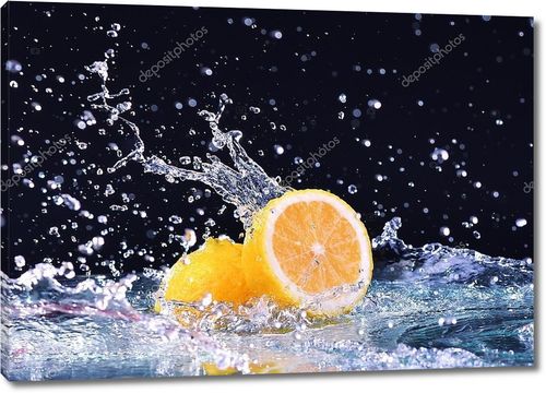 Брызги воды вокруг лимона
