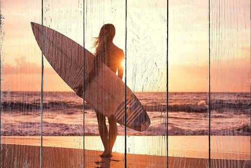 Силуэт девушки с серфом на пляже на закате