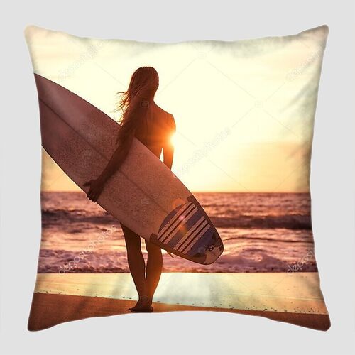 Силуэт девушки с серфом на пляже на закате