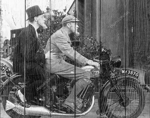 Двое мужчин, езда на мотоцикле