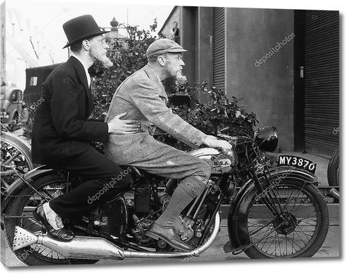 Двое мужчин, езда на мотоцикле
