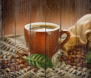 Чашка ароматного кофе рядом с зернами