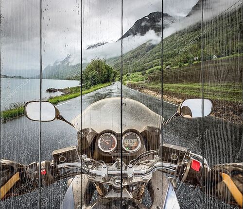 Байкер едет на мотоцикле в дождь