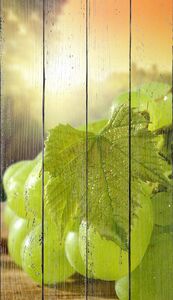 Сочный виноград с листочками