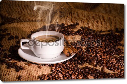 Белый кофе и кофейные бобы вокруг