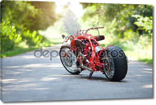Красный мотоцикл стоит на дороге