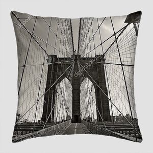 Бруклинский мост в Нью-Йорке черно-белое фото