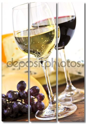 Вино в бокалах и сыр