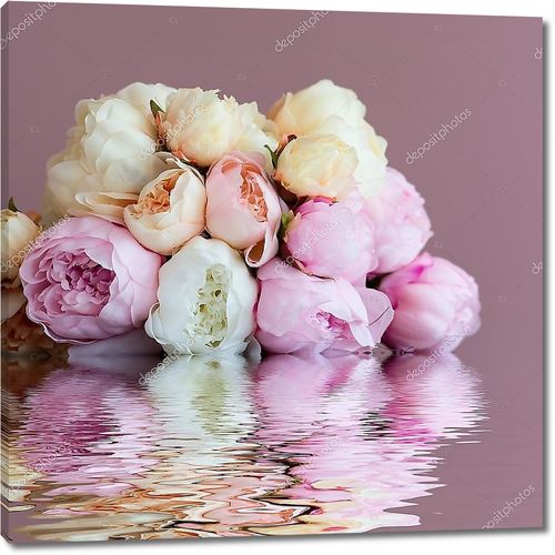 Букет Розовых пионов у воды