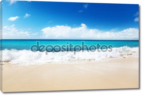 Белый песок на пляже