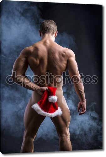 Мускулистый человек со шляпой Санта Клауса