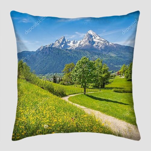 Идиллический весенний пейзаж в Альпах с лугами