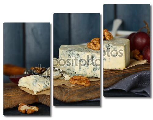 натюрморт со вкусным сыром с плесенью на столе, на деревянном фоне