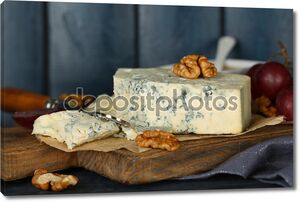 натюрморт со вкусным сыром с плесенью на столе, на деревянном фоне