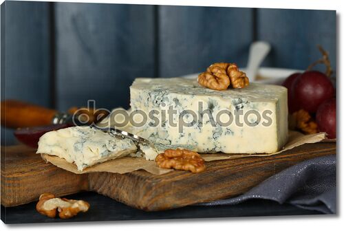 Натюрморт с сыром с плесенью на столе