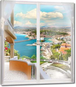 Вид из окна на солнечный город и море