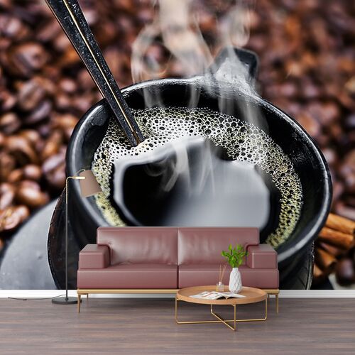 Черная кружка с горячим кофе